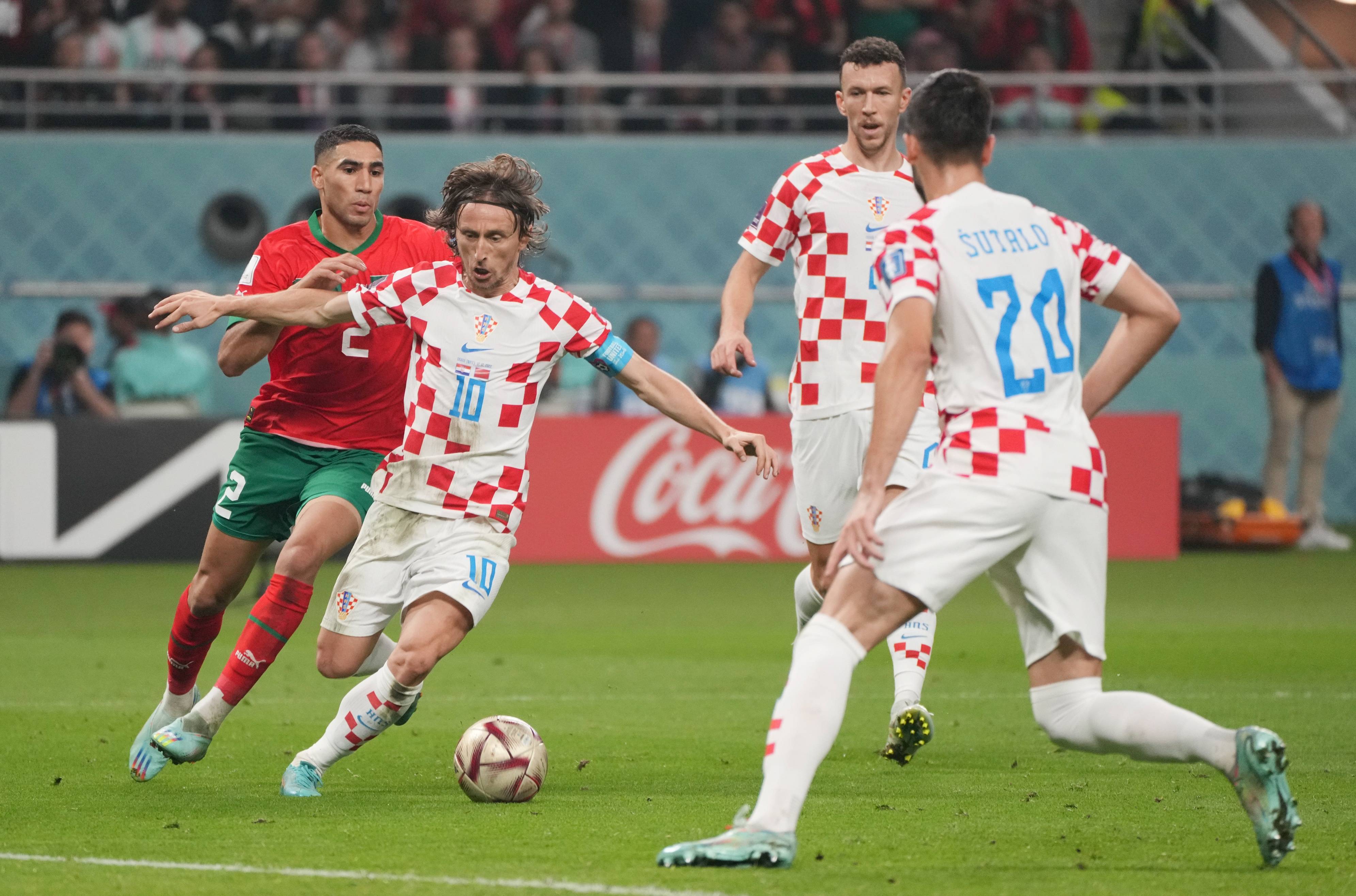 LOL官网-欧冠赛程吃紧，上海海港赛前遗憾出局，赛场秩序良好，更衣室氛围转暖的简单介绍